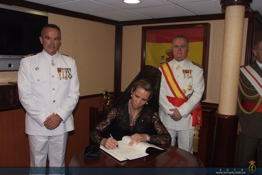La Infanta Doña Elena firmo en el libro de honor del buque de la Armada